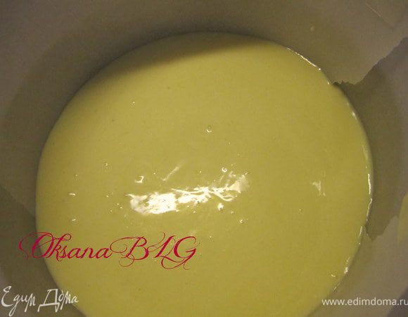 Залить белый крем.