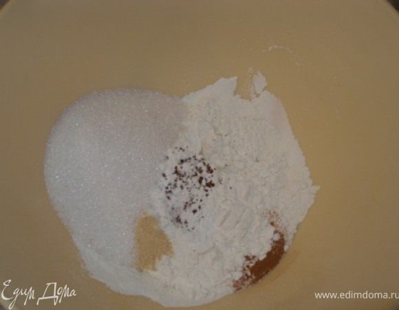 Смешать муку, разрыхлитель, корицу, имбирь, соль, гвоздику, сахар.