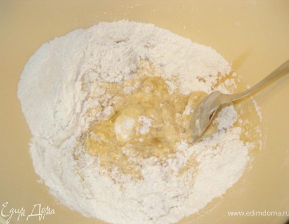 Добавить мед, масло, молоко и яйцо. Хорошо перемешать.