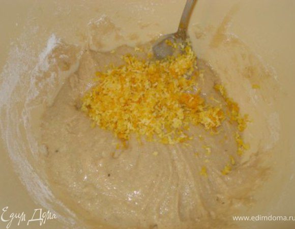 Добавить апельсиновую цедру. Снова перемешать.