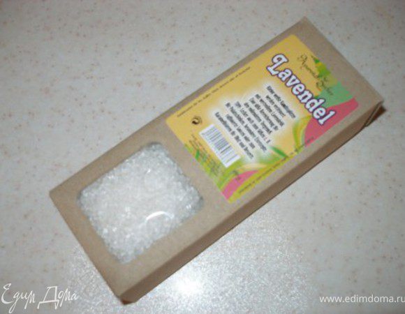 А теперь будем обваливать печенье в крупно шлифованном сахаре. У меня вот такой - лавандовый, поэтому ко всем другим пряностям добавился еще и запах лаванды, - словами не рассказать, что это был за аромат!
