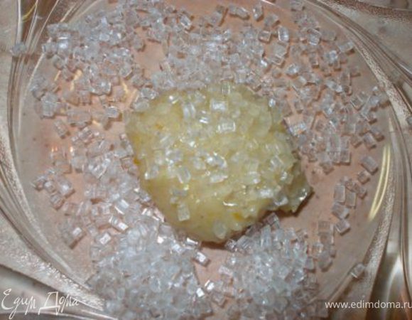 Вот так выглядел сам процесс. Я зачерпывала чайной ложкой тесто и перекладывала в сахар.