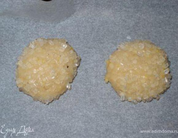 А потом выкладывала на противень, застеленный пергаментом. Противень с печеньем поставить в холодильник на 5-7 мин. Потом сразу в духовку на 10-12хв. при 180С.