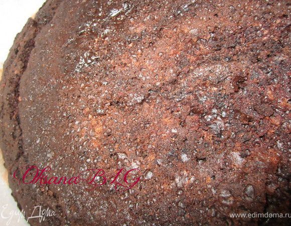 Накрыть последним коржом. Торт поставить в холодильник на 4-5 часов.