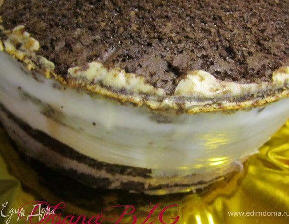 Перевернуть торт на блюдо.