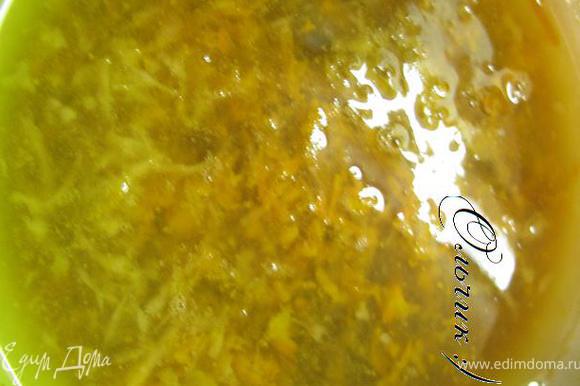 Трем цедру апельсина на мелкой терке, сок выжимаем, добавляем терый имбирь, оливковое масло, Терияки, перец.