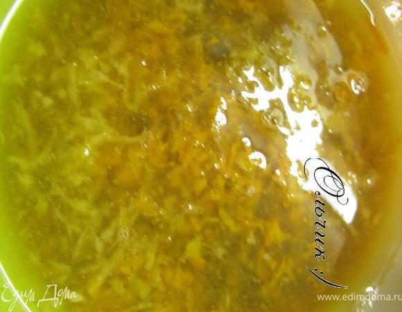 Трем цедру апельсина на мелкой терке, сок выжимаем, добавляем терый имбирь, оливковое масло, Терияки, перец.