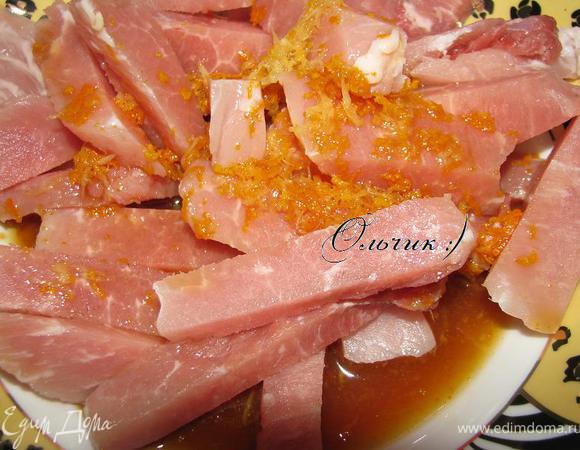 Свининку режем брусочками. Заливаем маринадом, накрываем пищевой пленкой, отправляем в холодильник минимум на 30 минут.