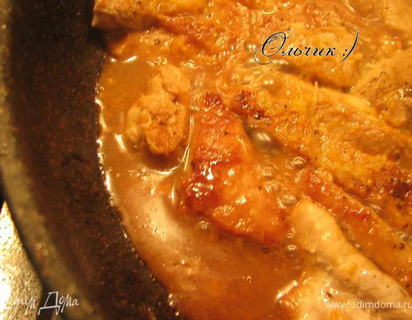 На раскаленную сковороду выкладываем кусочки свинины. Поджариваем до золотистой корочки, переворачиваем на другую сторону, только теперь солим, жарим еще минутку, заливаем нашим маринадом, через пару минут добавляем мед и винный уксус.