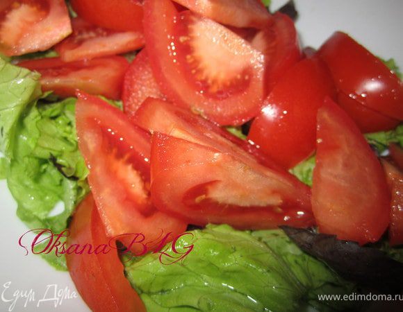 Листья салата порвать, добавить руккулу. перемешать. Добавить порезанные помидоры.