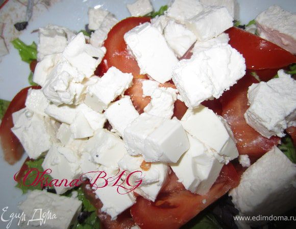 Фету порезанную кубиками.