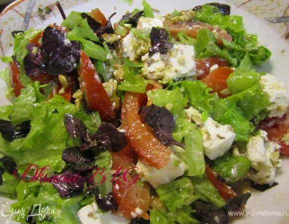 Посолить, поперчить, заправить оливковым маслом.