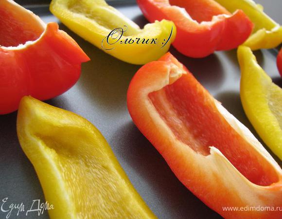 Перец четвертуем, удаляем семена. Укладываем на противень кожурой вверх. Отправляем в разогретую до 200 градусов духовку. Через 7 минут переворачиваем перчик кожурой вниз, выпекаем еще минут 7-10, пока кожура не начнет вздуваться и обугливаться.