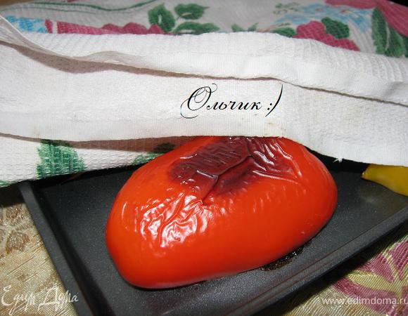 Вот здесь начинается самое интересное!!! Противень с перчиками накрываем кухонным полотенцем на несколько минут. Такой способ предлагает Роз Денни для того, чтобы легко снять кожуру с перчиков. Честно говоря, я не очень доверилась этому совету, поэтому половину перчиков отправила "париться" в пакет (этому способу научилась у Юлии Высоцкой, думаю,  - не одна я))) Вторую половину перчиков прямо на противне укрыла обычным вафельным полотенцем, сложеным вдвое. Оставила так до полного остывания (можно было раньше продолжить готовить - минут через 10, но я закрутилась и перчики успели остыть). Каково же было моё удивление, когда я начала чистить перчики из-под полотенца: кожица легко отделялась, практически не рвалась. Перчики же из пакета тоже чистились неплохо, НО кожура рвалась, и времени у меня ушло на их очистку больше. Для меня этот способ стал открытием! Надеюсь и Вам пригодится!)