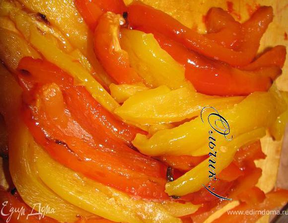 Когда перчик остынет, снимем кожуру и нарежем полосочками, посолим.