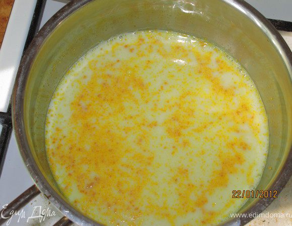 В кастрюльке вскипятить молоко с сахором и цедрой апельсина.