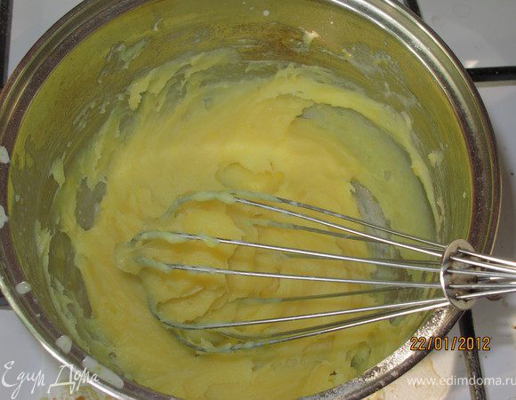 Венчиком вбить кипящее молоко в муку с маслом. У меня масса стала сразу густой. Но по рецепту, надо довести до кипения и варить 2 минуты до загустения.