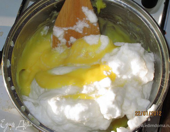 Белки добавить в смесь и всё хорошо перемешать деревянной лопаткой.