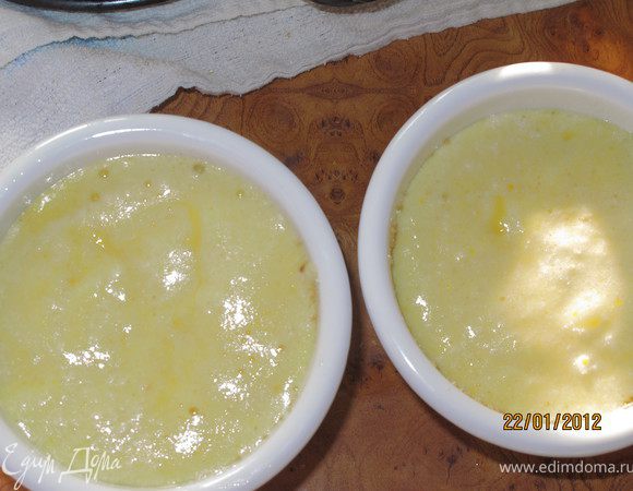 Разложить по формам, оставив до края 1, 25 см. Выпекать 15-20 минут. Примерно за 5 минут до готовности посыпать сахарной пудрой. У меня получилось пять формочек с суфле.