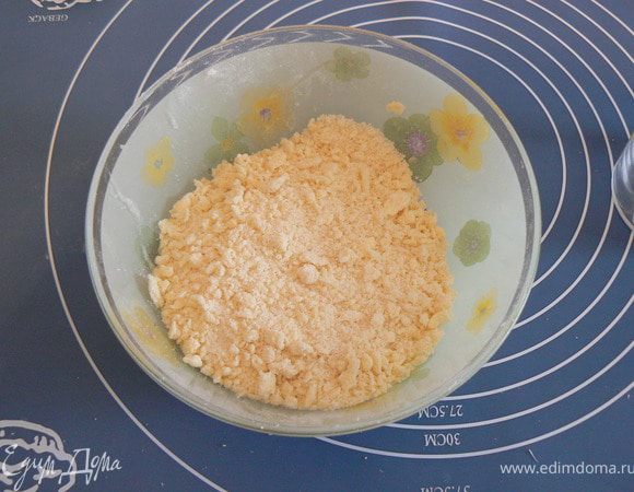 Приготовить штрейзель:Растереть сахар,муку,ваниль и масло до образования крошки.