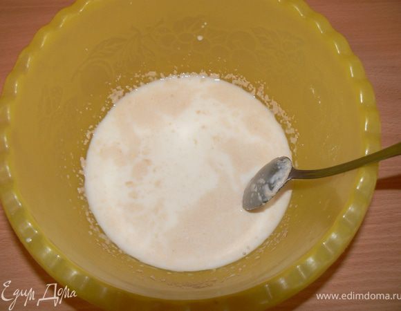 В теплое молоко добавить дрожжи,сахар.Оставить на некоторое время.