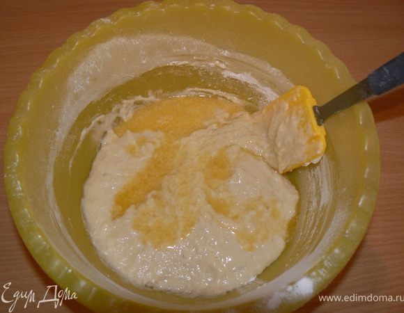 добавить яйцо,масло,просеять муку