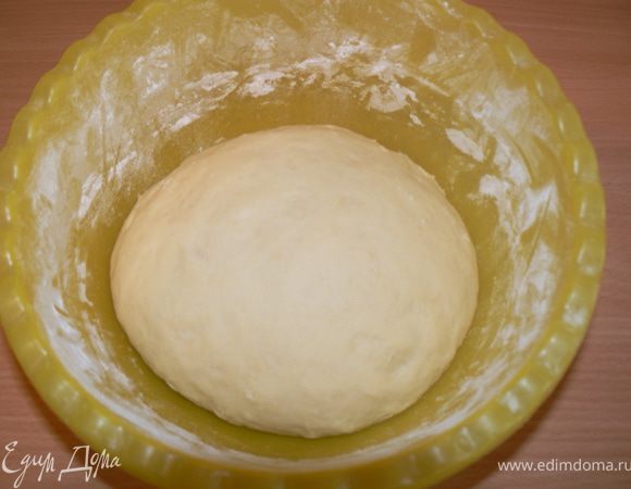 Замесить мягкое, не липнувшее тесто к рукам.Накрыть  и поставить в тёплое 
место, чтобы тесто увеличилось в двое.
