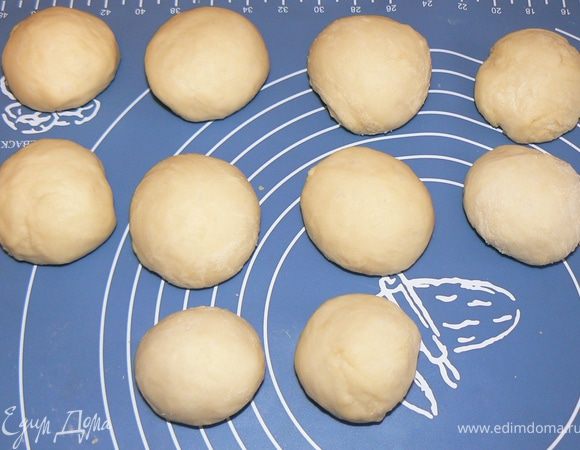 Тесто обмять разделить на 9 равных частей,скатать шарики