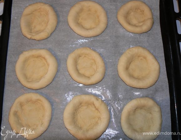 В каждой лепёшке в центре сделать углубление.