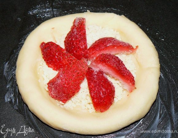 Смазать яйцом присыпать крошкой выложить половинки клубники