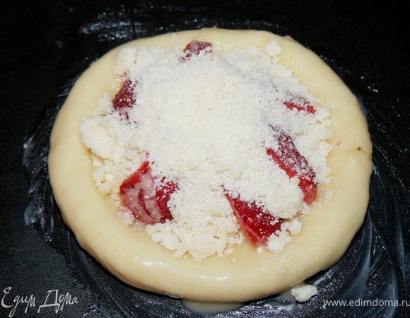 сверху присыпать крошкой
Накрыть полотенцем и оставить на 30 минут.