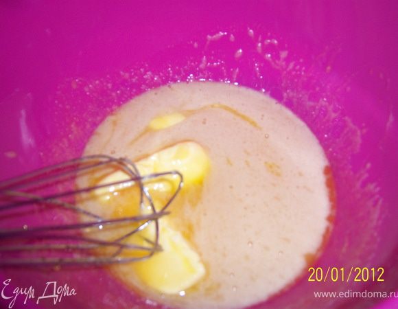 Яйца, сахар, мед, сливочное масло, соду перемешайте до однородной массы на водяной бане.