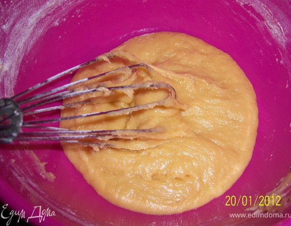 Затем, перемешивая, постепенно добавьте муку до получения мягкого теста.<br />
Количество определите сами.