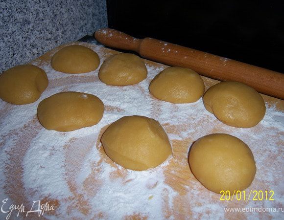 Поделите тесто на шарики. 