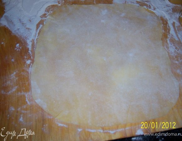 Из шарика раскатайте лепешку.