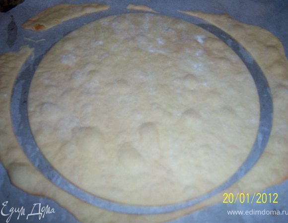 Положите лепешку на противень ( нужно смазать сливочным маслом и постелить пергамент) и отправьте в разогретую до 180°C духовку на 3–4 минуты. Затем вырежьте ровный кружок (я использовала крышку от сковороды с железным краем, очень удобно), а остаток уберите в сторону, он нам пригодиться. Таким образом приготовьте все коржи.