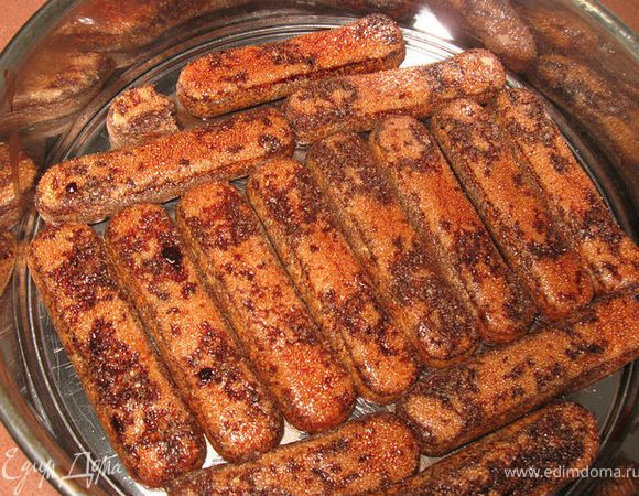 В полученном сиропе смачиваем печенье и выкладываемв форму.