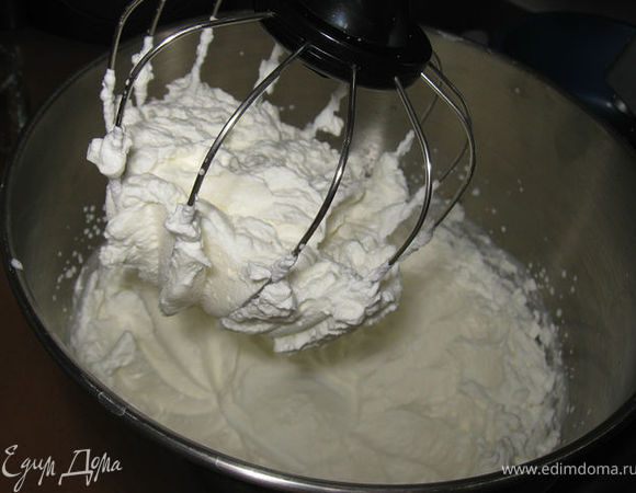 Взбиваем сливки с половиной массы сахара( я положила 3 ложки), отставляем в сторону.