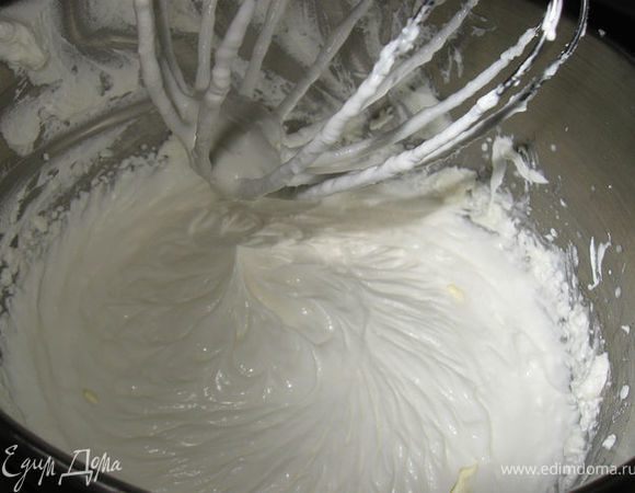 В отдельной миске взбиваем сливочный сыр со второй половиной сахара( я взяла 5 ложек).
