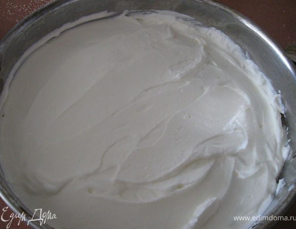 Выкладываем половину массы на печенье,разравниваем.