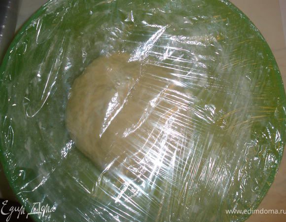 Муку просеить, добавить соль. В теплом молоке разводим дрожжи с 8 граммами сахара. Добавляем 1 яйцо, замешиваем тесто. При необходимости еще добпавляем муку ,чтобы прлучилось хорошее эластичное тесто, которое хорошо отлипает от рук. Тесто кладем в большую миску, накрываем пленкой пещевой и ставим в теплое место приммерно на час до увеличения в объеме. После этого тесто обмять и поставить еще на час. Таким образом обминаем его 2 раза. 