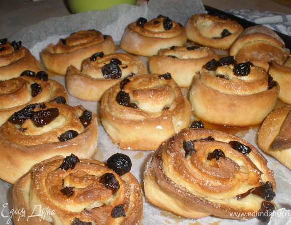 Нарезаем ломтики толщиной 2 см и выкладываем на противень застеленный бумагой для выпечки. Смазываем наши булочки яйцом. Между булочками должно быть расстояние, так как они хорошо увеличатся в объеме в процессе выпечки.
Выпекаем в предварительно разогретой до 180 гр духовке около 30 минут. 