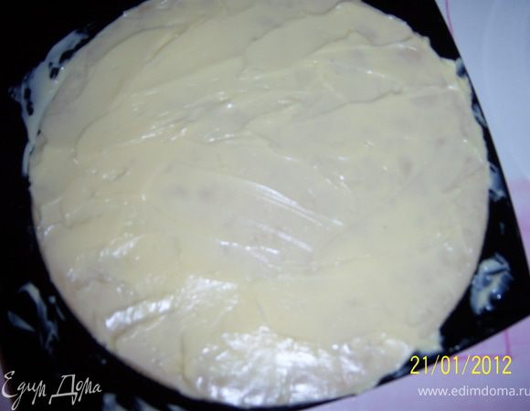 На корж намажьте крем.