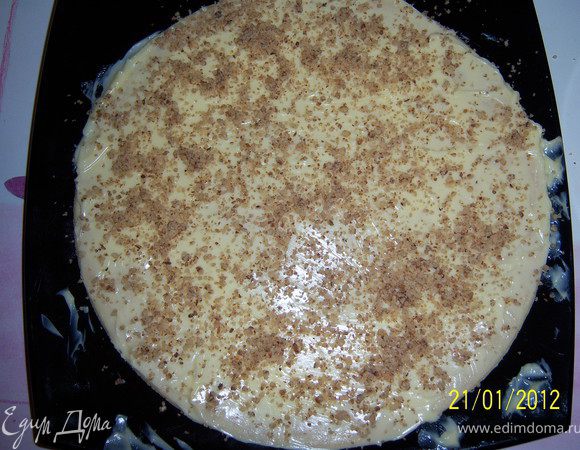 Сверху посыпьте молотыми орехами.