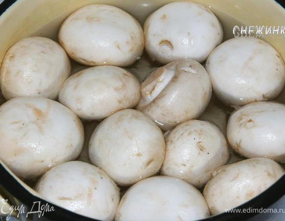 Шампиньоны отварить в течение 20 минут.