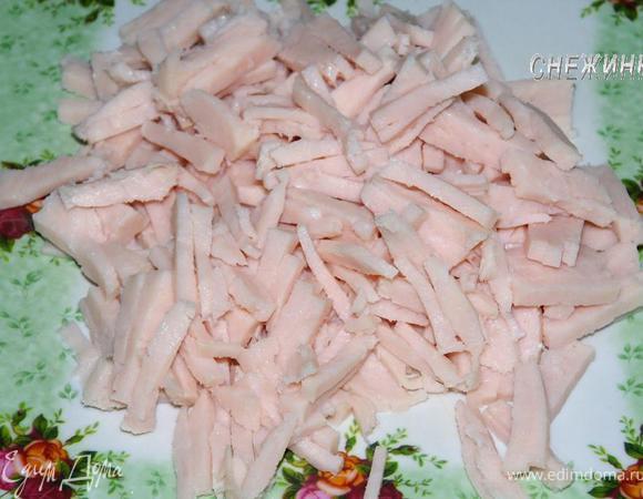 Ветчину нарезаем соломкой. Кладем в салатник.