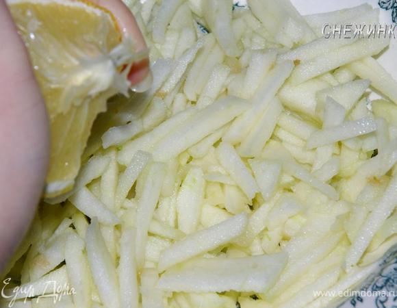 Яблоко очистить, нарезать соломкой. Сбрызнуть соком лимона. Добавляем в салатник. Яблоко желательно брать кисло-сладкое, твердое и сочное.