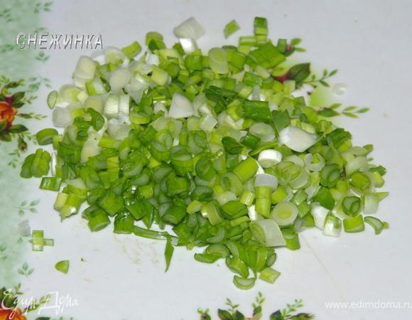 Лук мелко порубить.