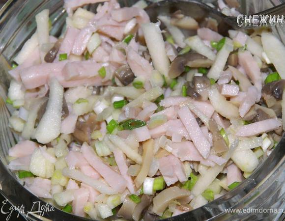 Смешиваем ветчину, грибы, яблоко и лук.