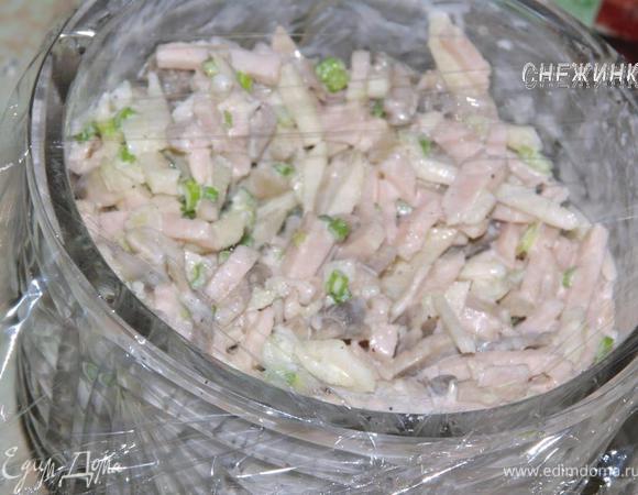 Накрываем пищевой пленкой. Салатник лучше брать не широкий, а более узкий и высокий, чтобы всё равномерно пропиталось. Оставляем настояться в холодильнике. Лучше на ночь.